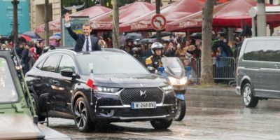 Emmanuel Macron i en DS 7 CROSSBACK