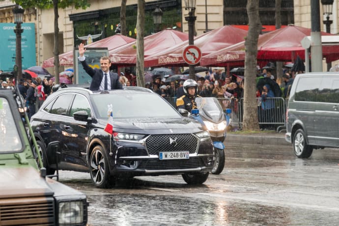 Emmanuel Macron i en DS 7 CROSSBACK